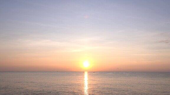 海上美丽的日落
