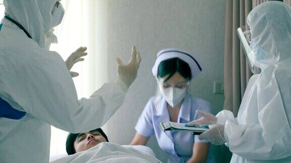 医生穿着防护服测量冠状病毒患者的体温
