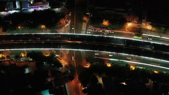 城市高架桥夜间交通流量的俯拍