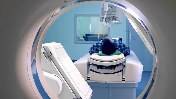 医学检查一个男人在诊所接受了断层扫描
