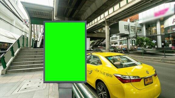 时间流逝交通城市街道与广告牌绿色屏幕用于广告