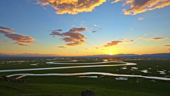 蜿蜒的河流和草原是新疆的自然风光