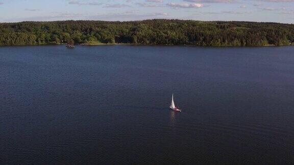 一艘孤独的帆船横渡湖面