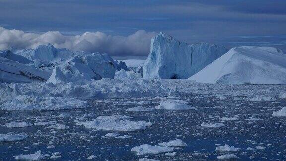 大块的冰迅速流向大海