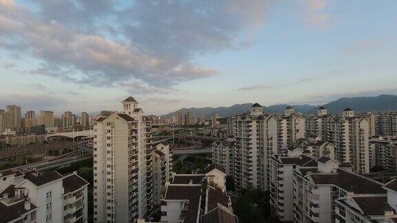 鸟瞰城市居住区日出时的灯光效果