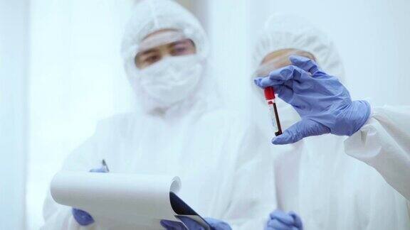 科学家在实验室检测血液和病毒生产治疗covid-19的疫苗