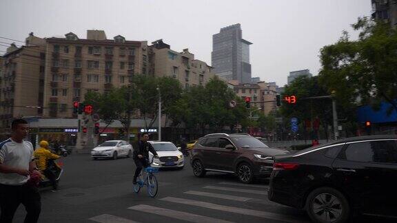 暮色时分南京市老城区交通街道十字路口慢镜头全景4k中国