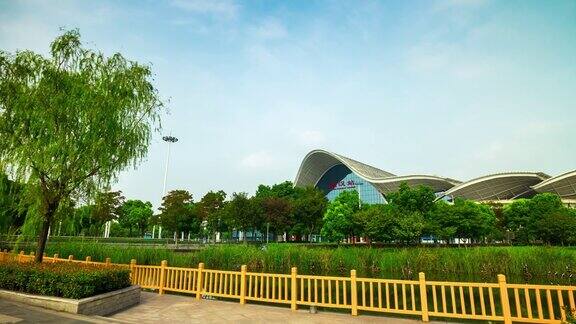 阳光明媚的一天武汉市火车站前公园全景4k时间流逝中国