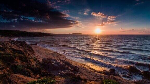 日落时分的撒丁岛海岸线-意大利