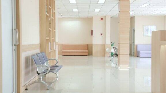 紧急情况下摄像机在走廊的尽头移动医院的走廊空无一人-没有人医院