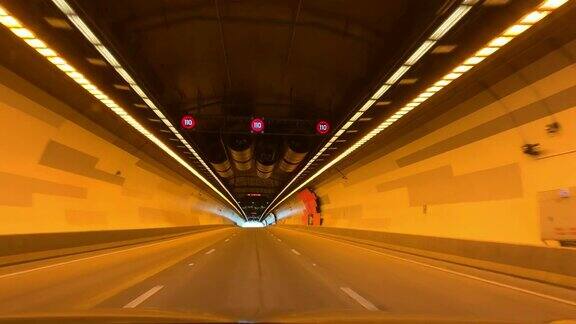 视频旅行通过一个道路隧道