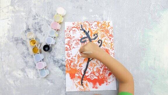 小女孩用水粉画花或树孩子们的艺术