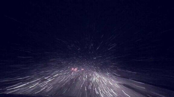 低能见度驾驶穿过暴风雪