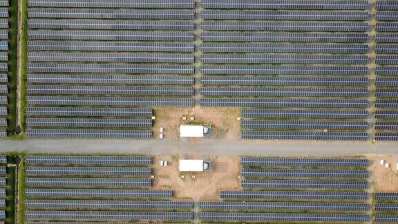 太阳能发电厂在日落无人机拍摄
