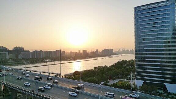 中国福州日落时充满活力的城市景观