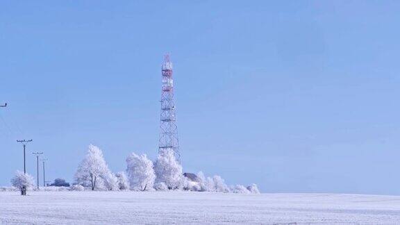 冬季传输塔蜂窝天线和卫星天线通信塔