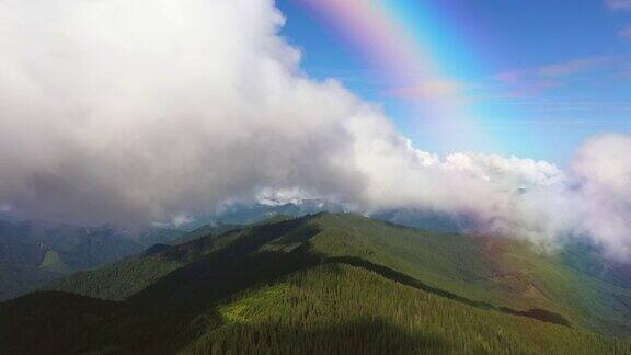 在云中飞行在山的上方Hyperlapse