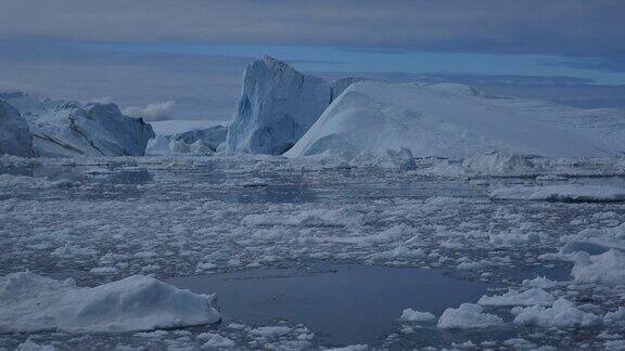 大块的冰在崩解的ab型冰山前面流动