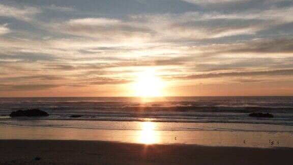 绚丽的天空美丽的海洋日落风景宽广的镜头
