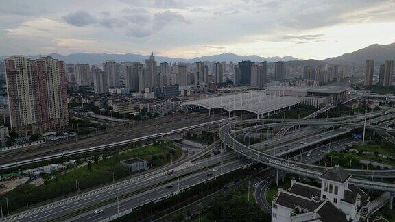 无人机视角下的城市立交桥和铁路轨道