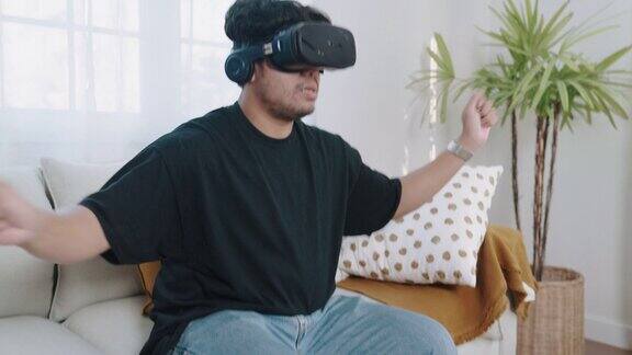 一个年轻人在他的客厅里用VR眼镜鼓练习