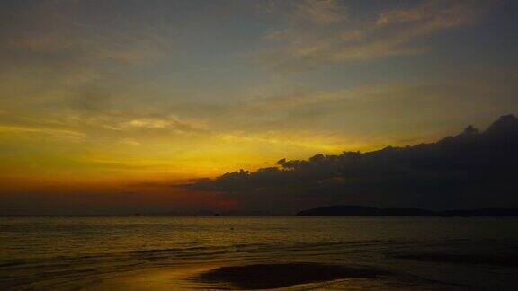 热带海边沙滩上的夕阳放大时光流逝