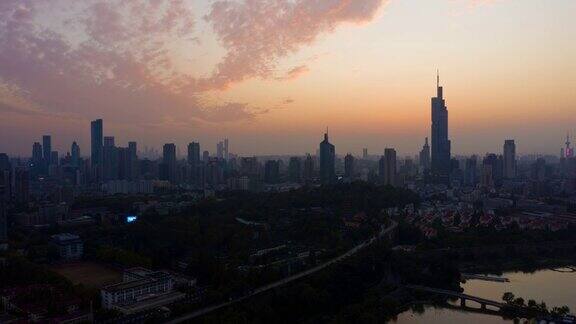日落天空南京城墙湖滨公园市中心空中延时全景4k中国