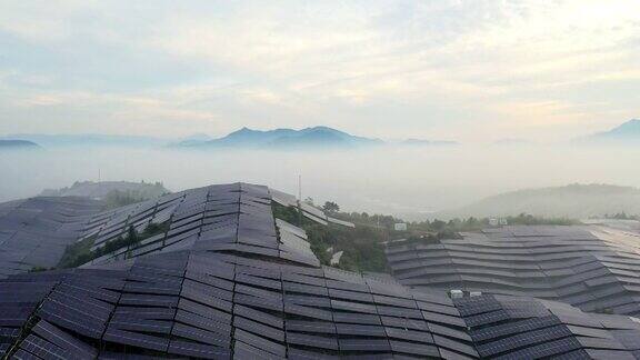 在晨雾中鸟瞰壮丽的太阳能发电厂