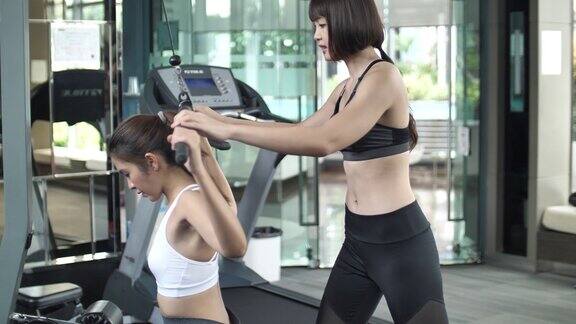 亚洲女人在健身房健身教练慢动作