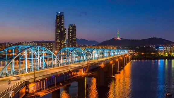 韩国首尔东峰桥上的首尔城市
