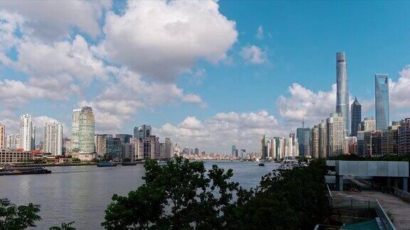 时间流逝4k镜头美丽的上海浦东陆家嘴城市景观以白云蓝天为背景货船在黄浦江上航行b卷拍摄