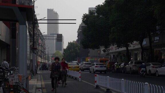日落时分南京城中心交通街道慢镜头全景4k中国