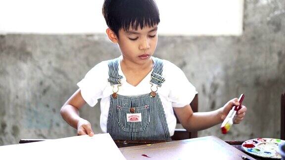 年轻的亚洲孩子在艺术教室绘画和自信在学校