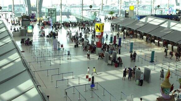 4k慢镜头机场拥挤的旅客