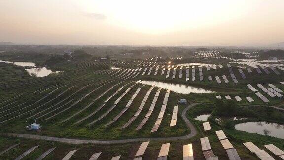 覆盖山顶的太阳能发电厂的航拍照片