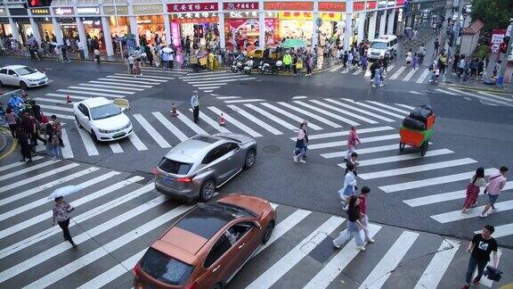 在中国人行道上的一群人和汽车