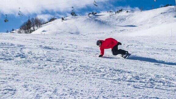 滑雪者在滑雪坡道上转弯时身后留下一团粉末状的雪