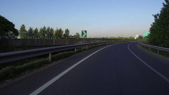 实时汽车在高速公路上行驶上海中国