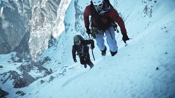 SLOMO冬季登山运动员正在攀登雪山