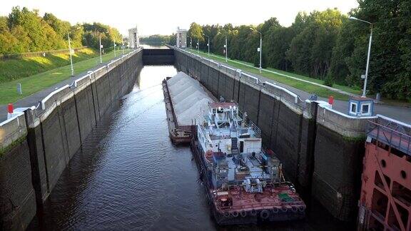 船只和驳船沿着运河通过河闸的运动
