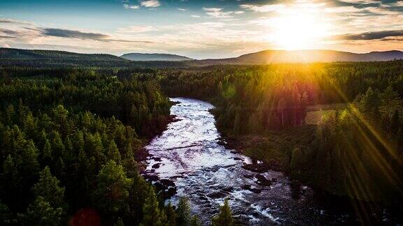 空中景观与河流和北方森林在瑞典-斯堪的那维亚