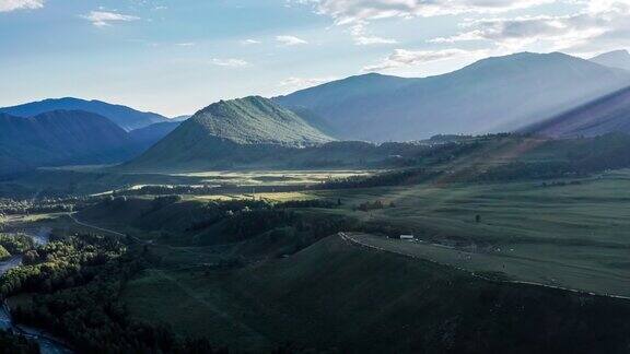 空中拍摄的新疆草原和山地景观