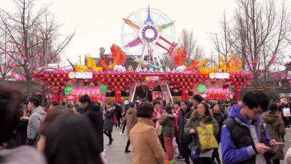 人们聚集在孔庙看花灯