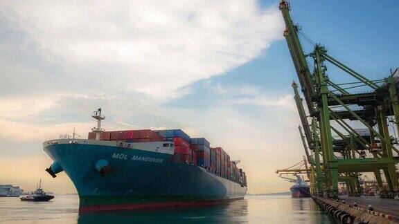 延时:货船从新加坡船厂码头出发