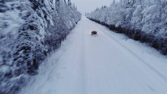 瑞典一架无人机在雪地里跟踪一辆汽车