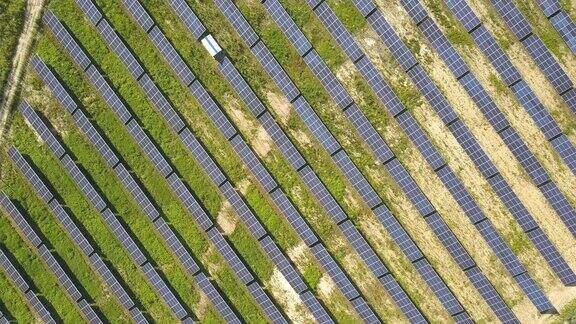 太阳能发电厂场地鸟瞰图生产清洁生态能源的光电板