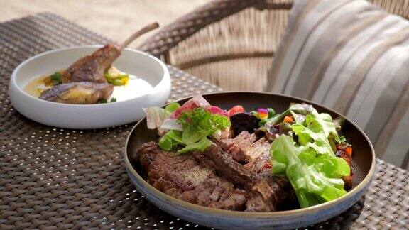 肉生酮食肉饮食-新鲜牛肉和羊肉牛排沙拉和蔬菜