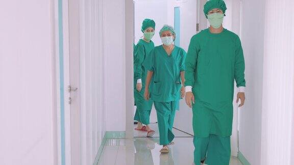 手术结束后外科医生们边走边谈着走出手术室医学观念与保健治疗