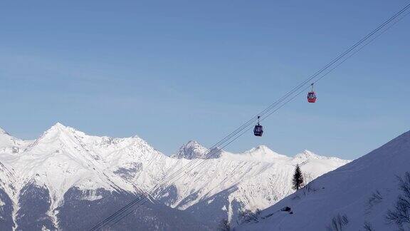 缆车将滑雪者带向雪山