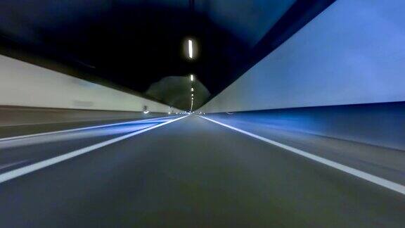 通过中心优势的隧道快速行驶车辆拍摄